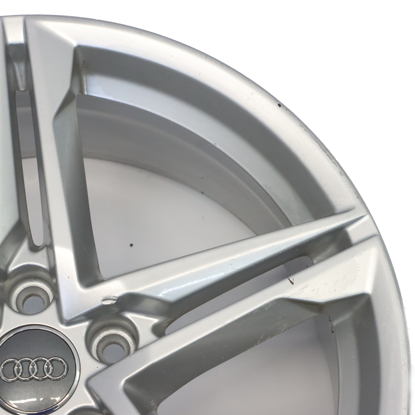 Audi A4 B9 Silberne Leichtmetallfelge 18" 8J ET:40 Doppelsternspeiche 8W0601025R