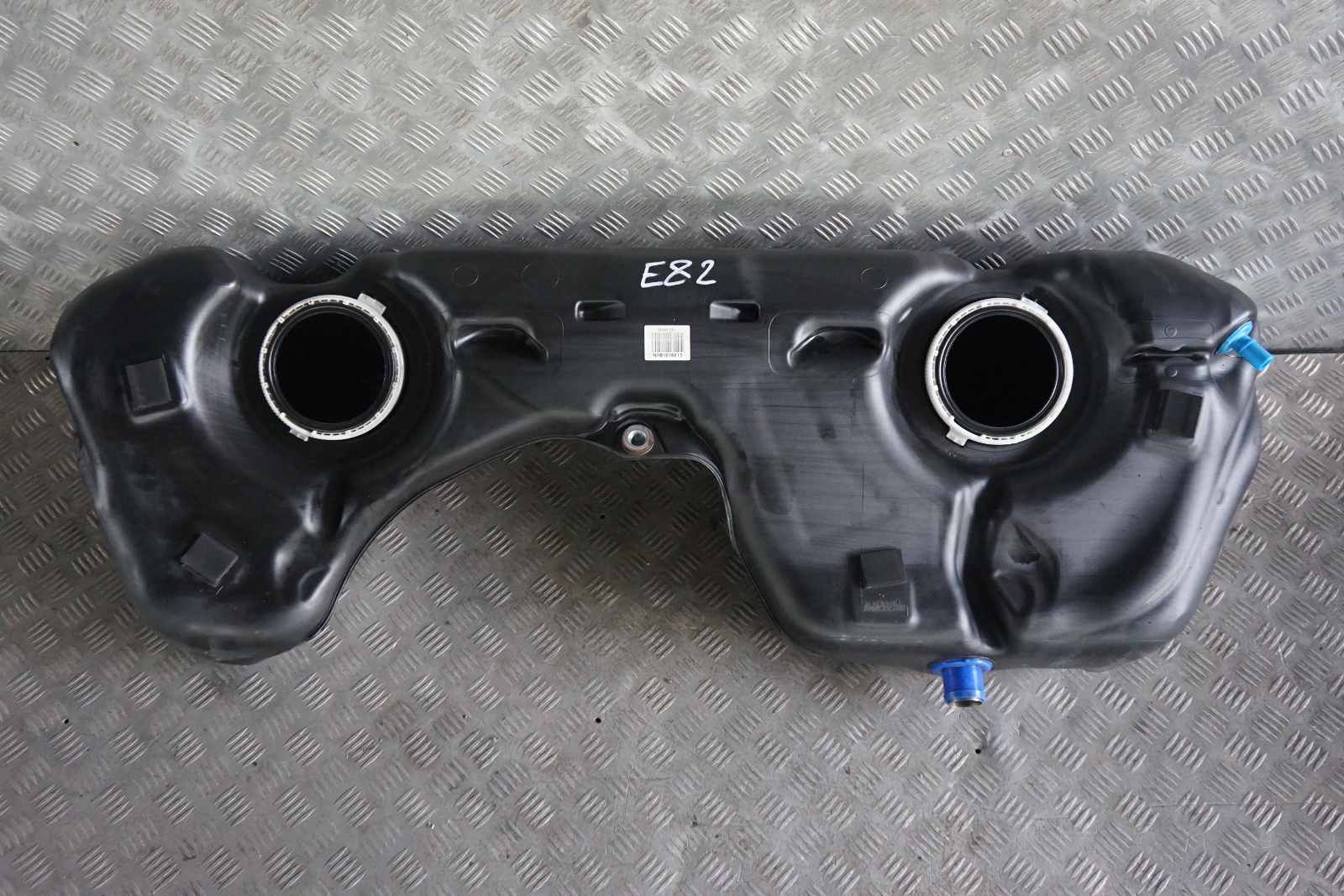 BMW 1 er  E82 E88 118d 120d 123d N47 N47S Diesel Nackter Kraffstofftank