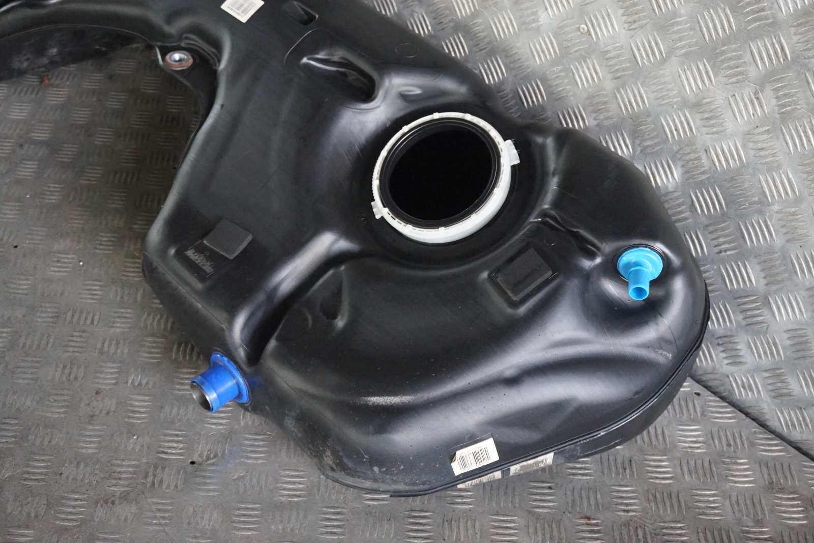 BMW 1 er  E82 E88 118d 120d 123d N47 N47S Diesel Nackter Kraffstofftank