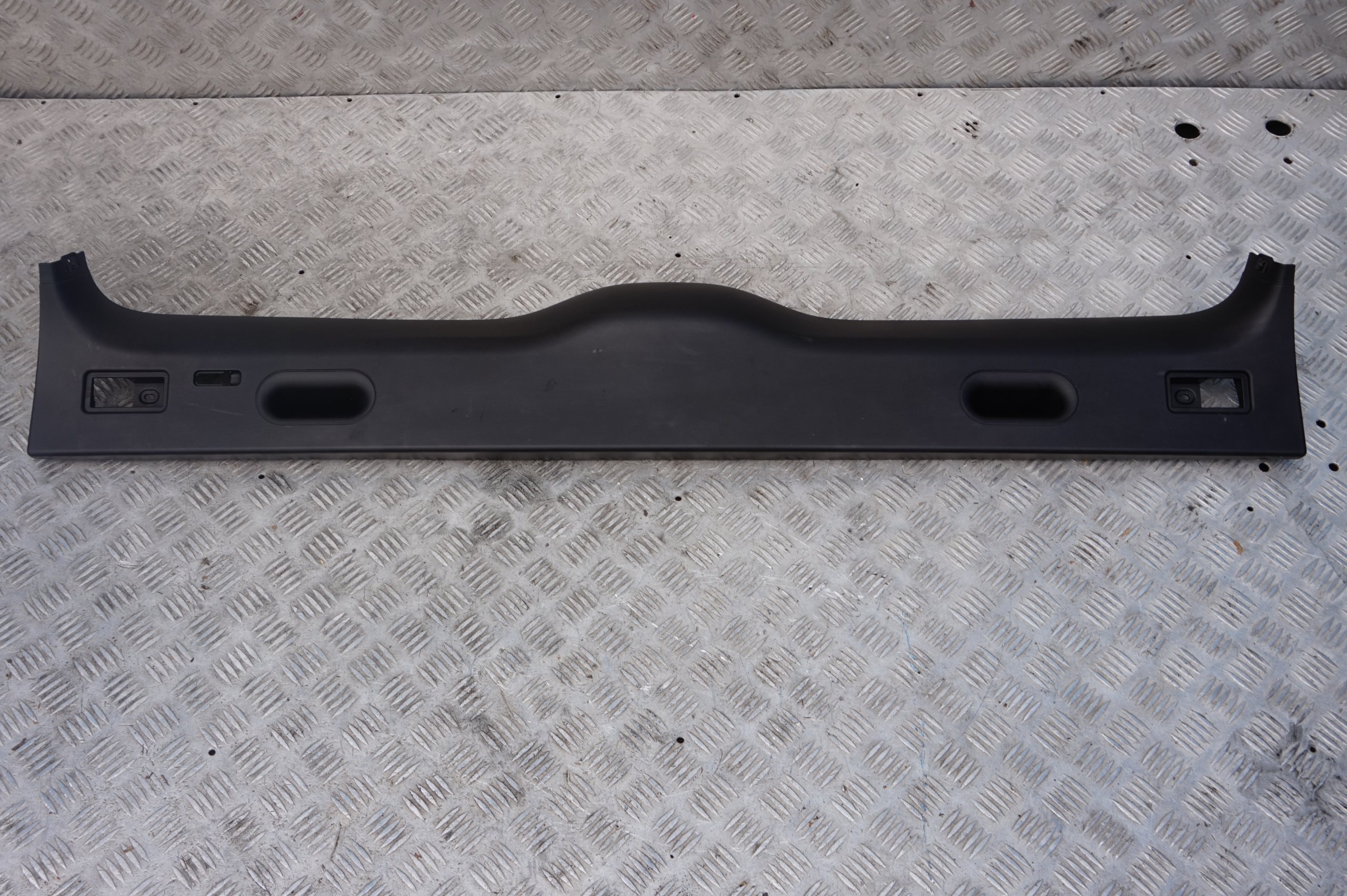 BMW X5 er E53 Verkleidung Heckklappe Mitte hinten SCHWARZ 8410386 8402194